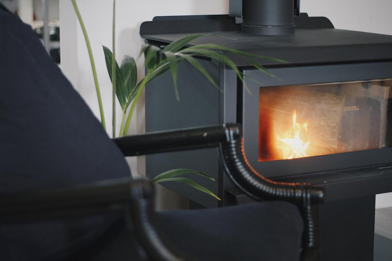 Hugo & Carters Backpackers & Motel Tauranga Exteriör bild A wood stove