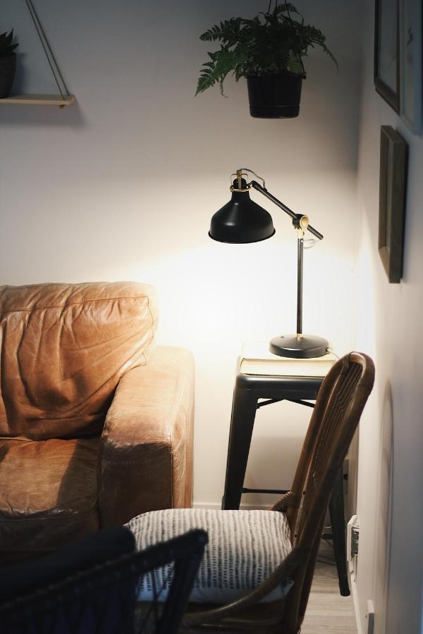 Hugo & Carters Backpackers & Motel Tauranga Exteriör bild A table lamp