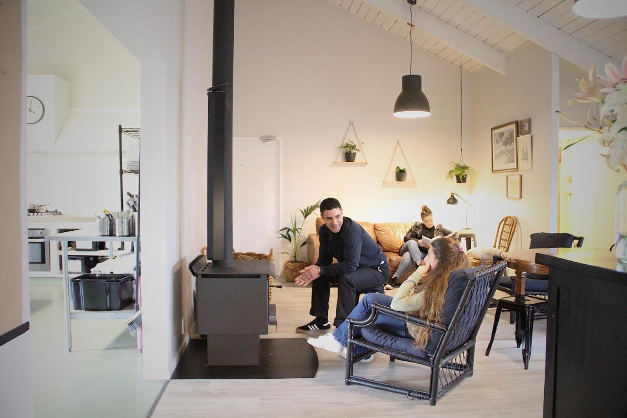 Hugo & Carters Backpackers & Motel Tauranga Exteriör bild A wood burning stove in a home