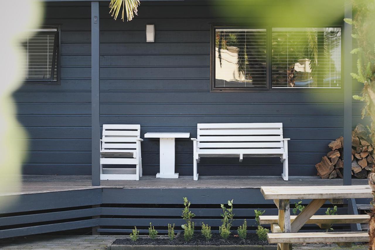 Hugo & Carters Backpackers & Motel Tauranga Exteriör bild A modern bench