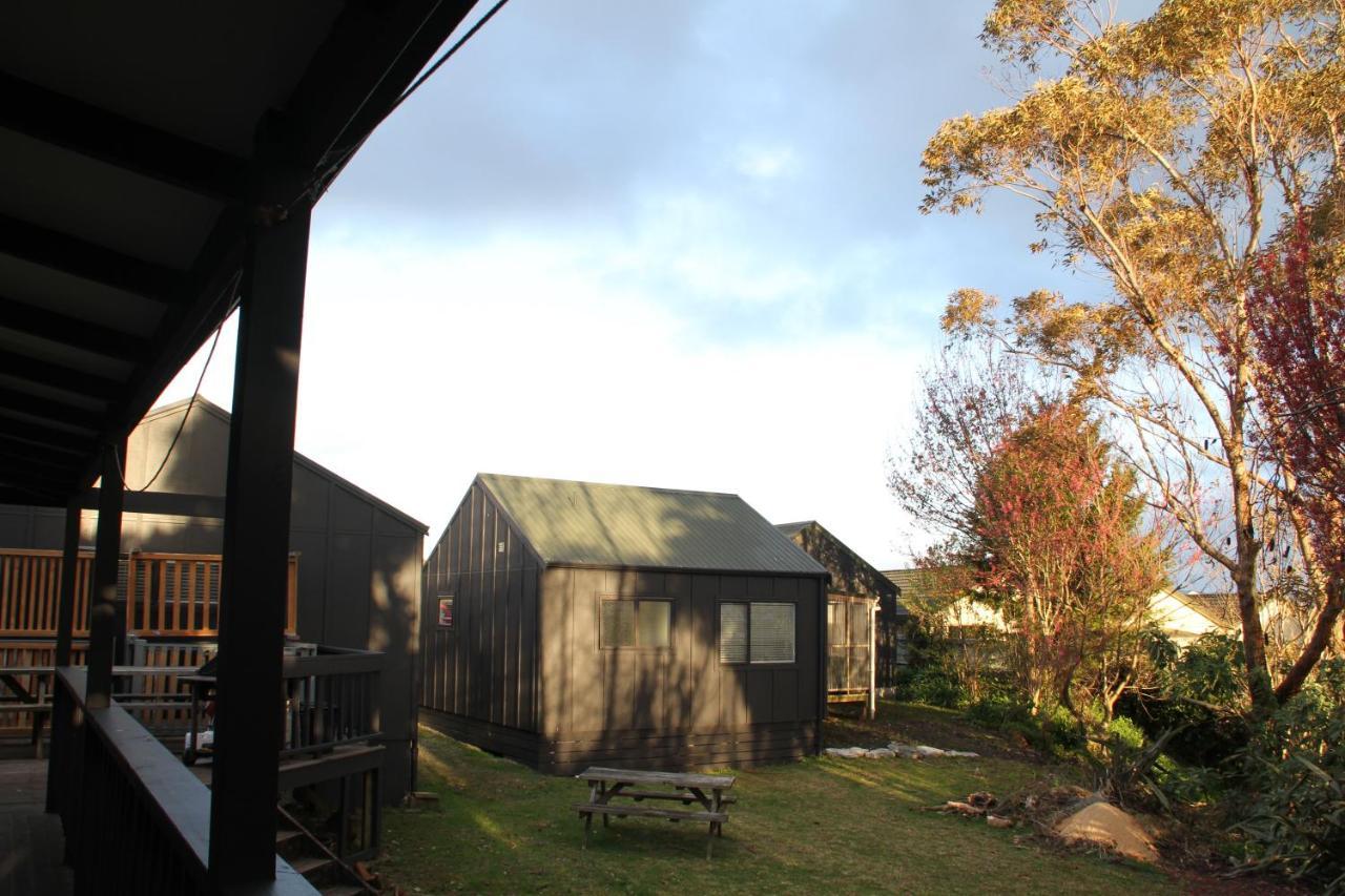 Hugo & Carters Backpackers & Motel Tauranga Exteriör bild The Village