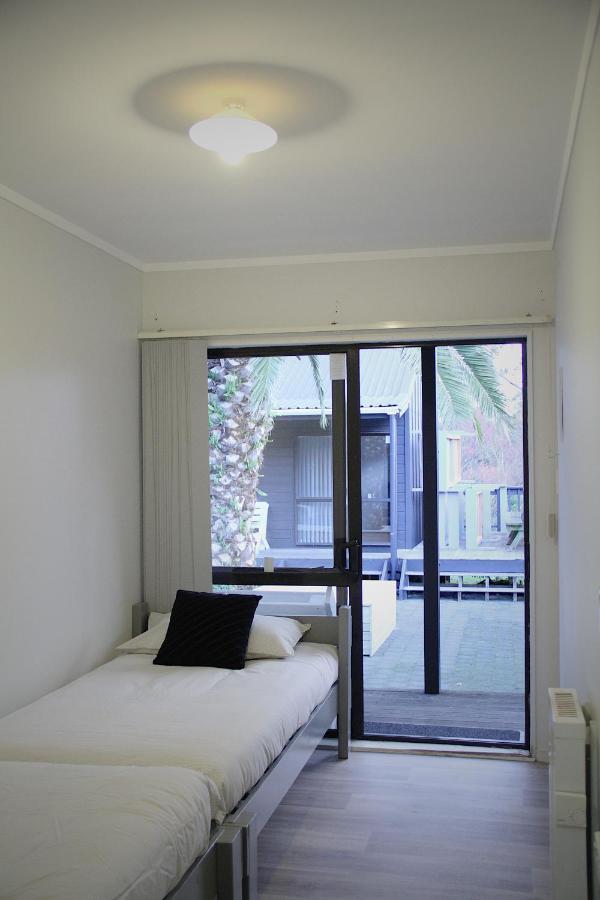 Hugo & Carters Backpackers & Motel Tauranga Exteriör bild A sliding door
