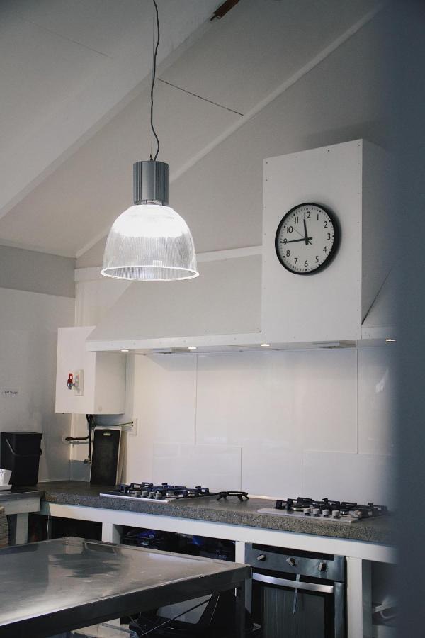 Hugo & Carters Backpackers & Motel Tauranga Exteriör bild A wall clock