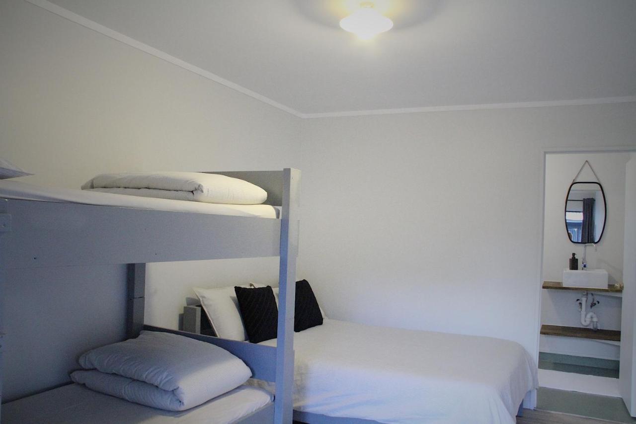 Hugo & Carters Backpackers & Motel Tauranga Exteriör bild A room at the hotel