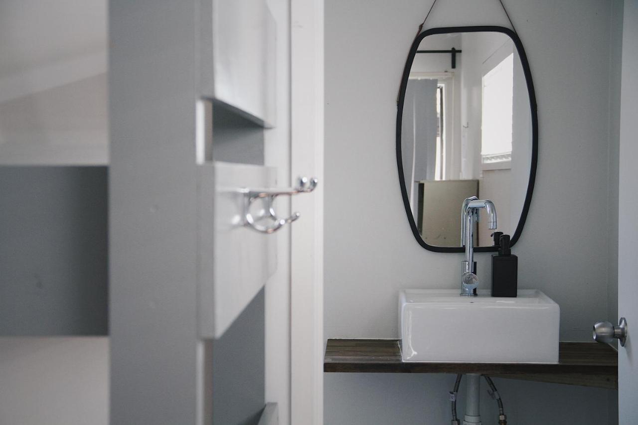 Hugo & Carters Backpackers & Motel Tauranga Exteriör bild Bathroom