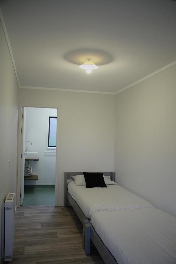 Hugo & Carters Backpackers & Motel Tauranga Exteriör bild A room at the motel