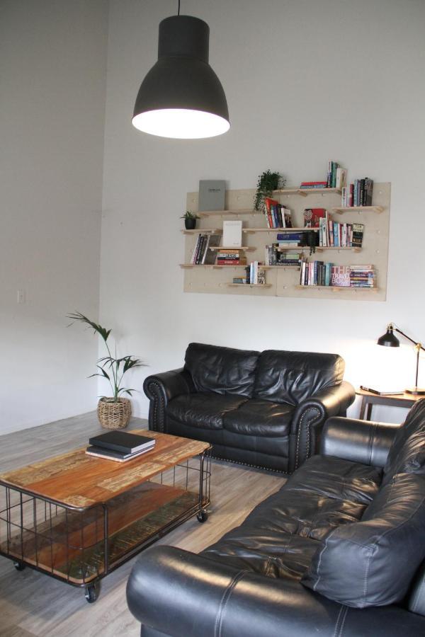 Hugo & Carters Backpackers & Motel Tauranga Exteriör bild A living room with a leather sofa