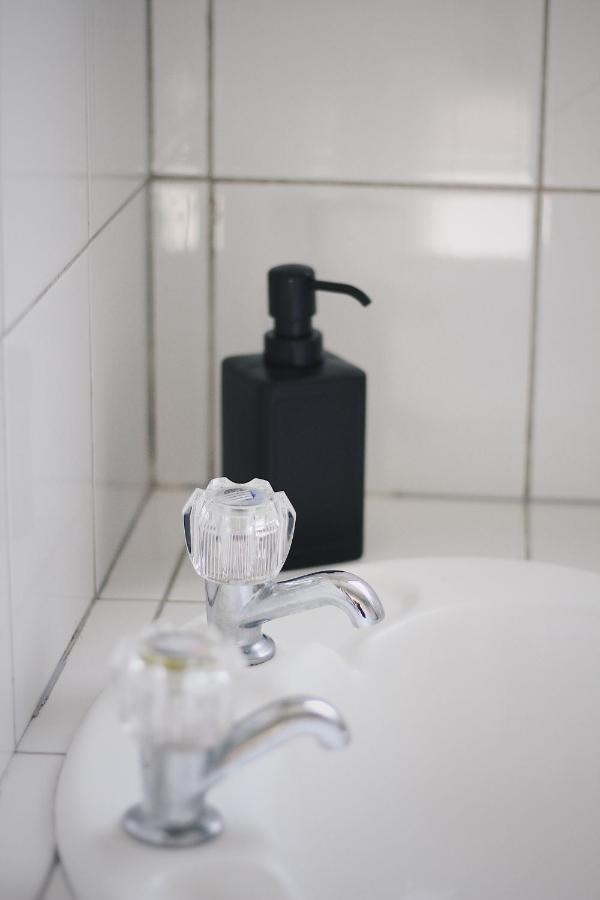 Hugo & Carters Backpackers & Motel Tauranga Exteriör bild A soap dispenser