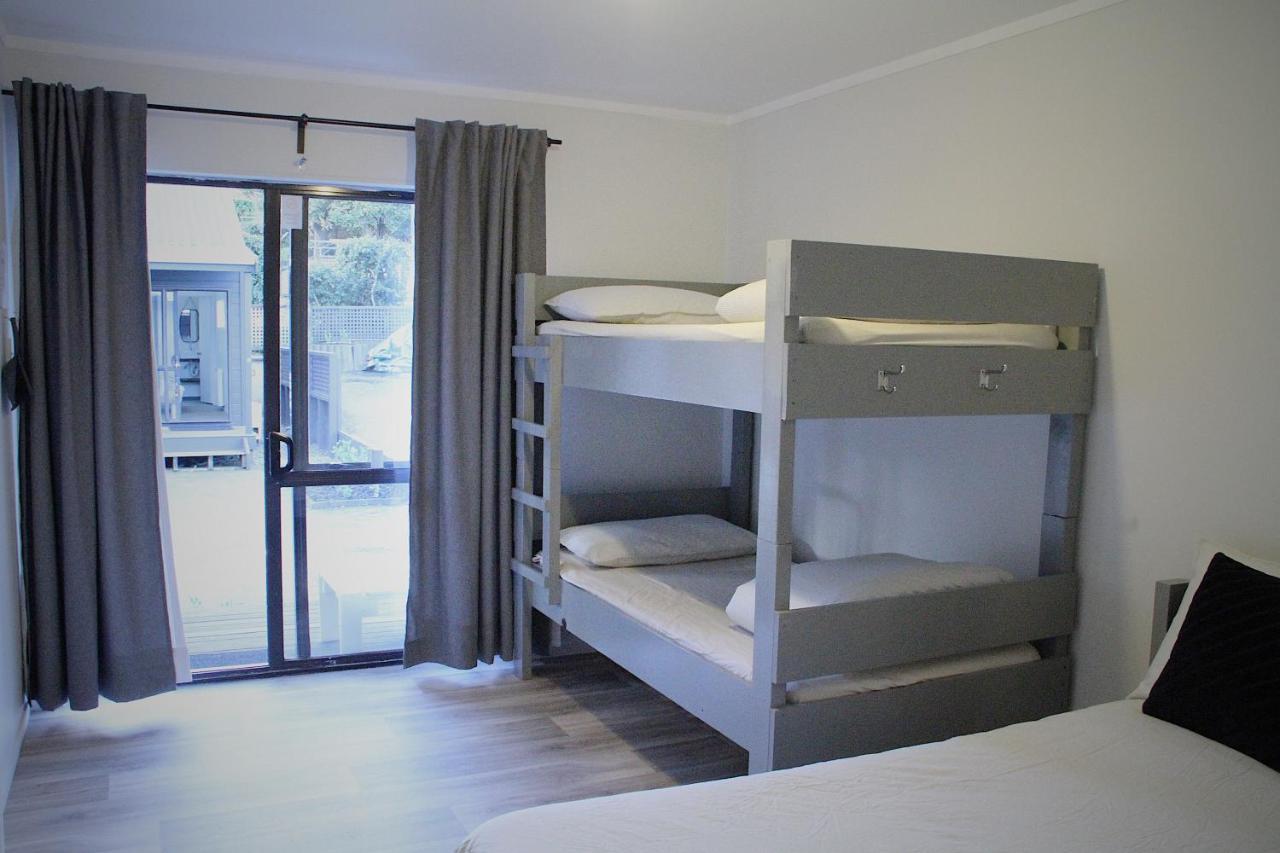 Hugo & Carters Backpackers & Motel Tauranga Exteriör bild A bunk bed in a hotel room