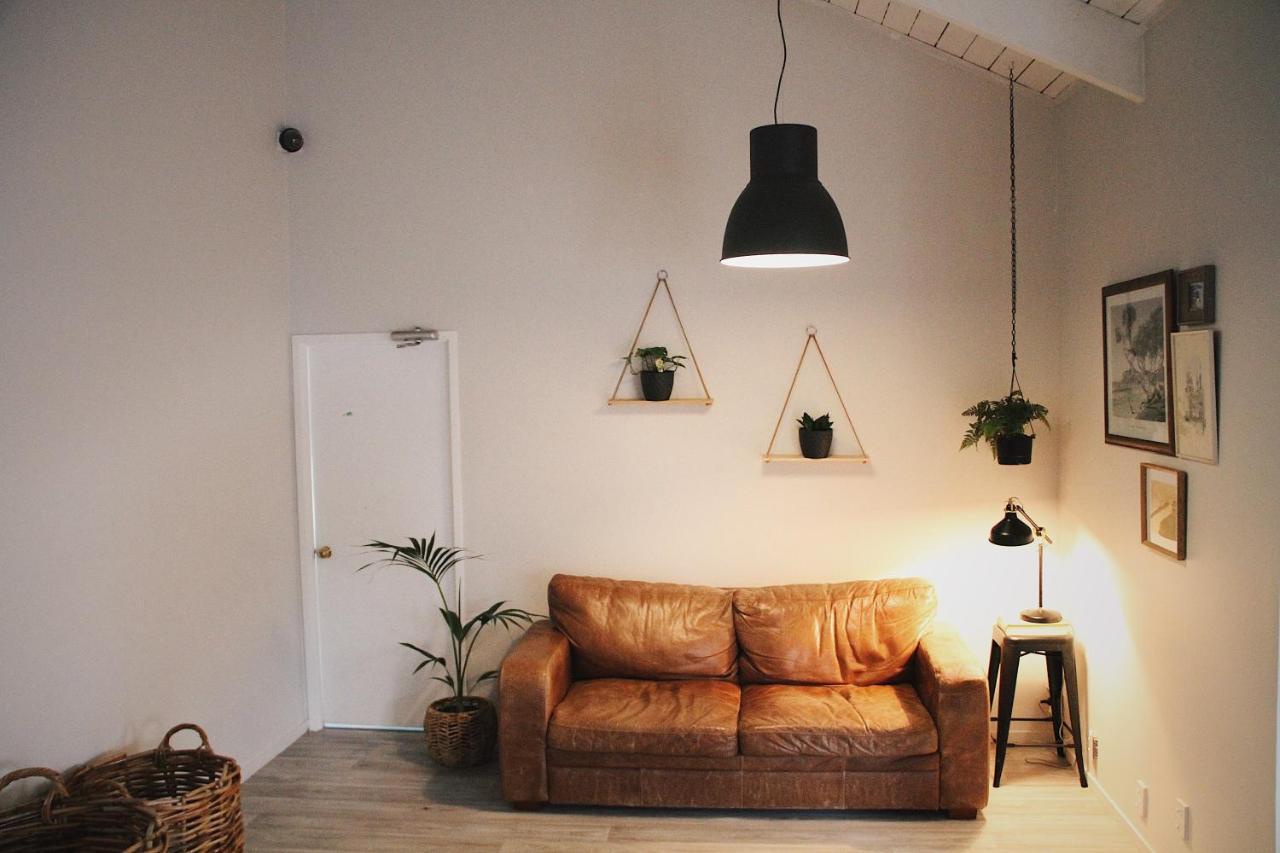 Hugo & Carters Backpackers & Motel Tauranga Exteriör bild A living room with a leather sofa
