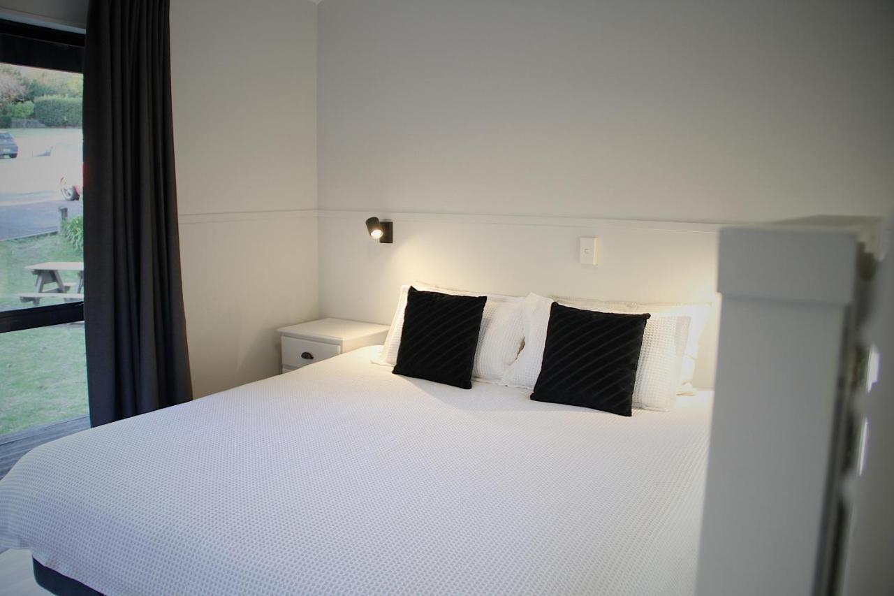 Hugo & Carters Backpackers & Motel Tauranga Exteriör bild A bedroom at the hotel
