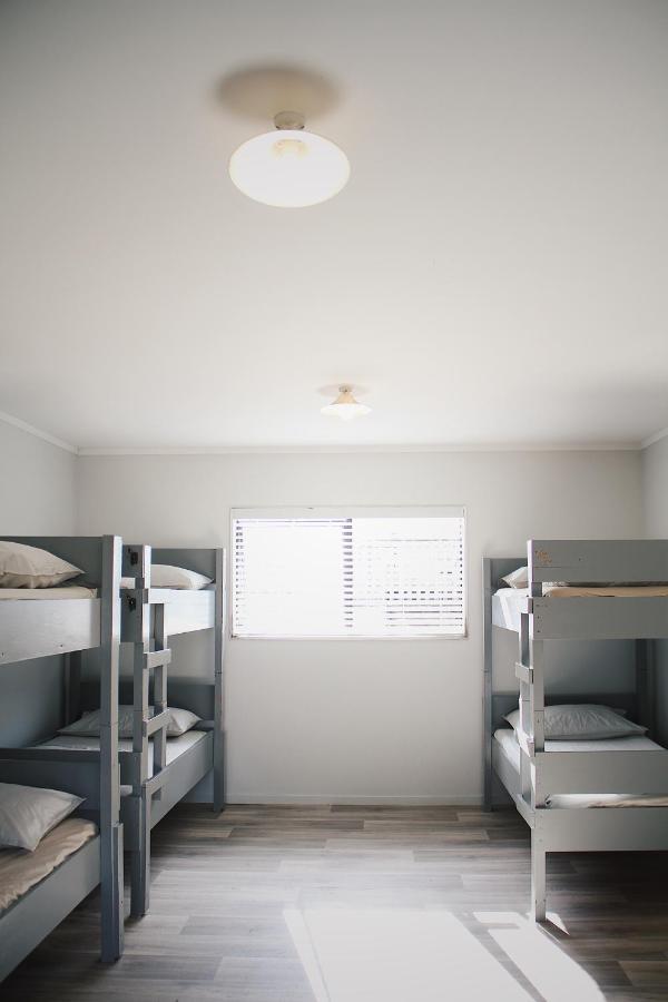 Hugo & Carters Backpackers & Motel Tauranga Exteriör bild A room at the San Diego Rescue Mission