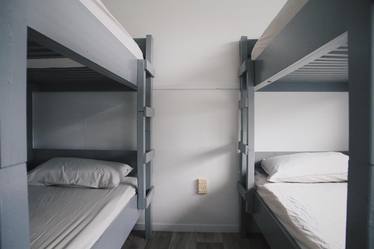 Hugo & Carters Backpackers & Motel Tauranga Exteriör bild A bunk bed