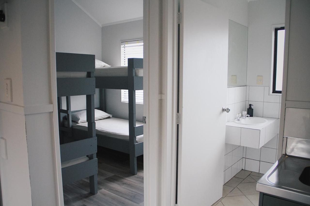 Hugo & Carters Backpackers & Motel Tauranga Exteriör bild A bunk room at a hostel