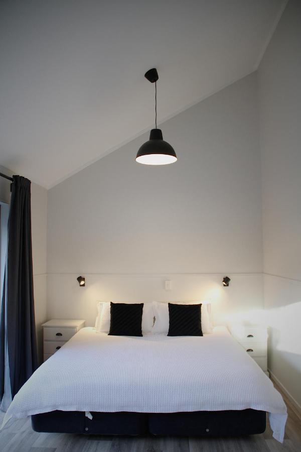 Hugo & Carters Backpackers & Motel Tauranga Exteriör bild A pendant light