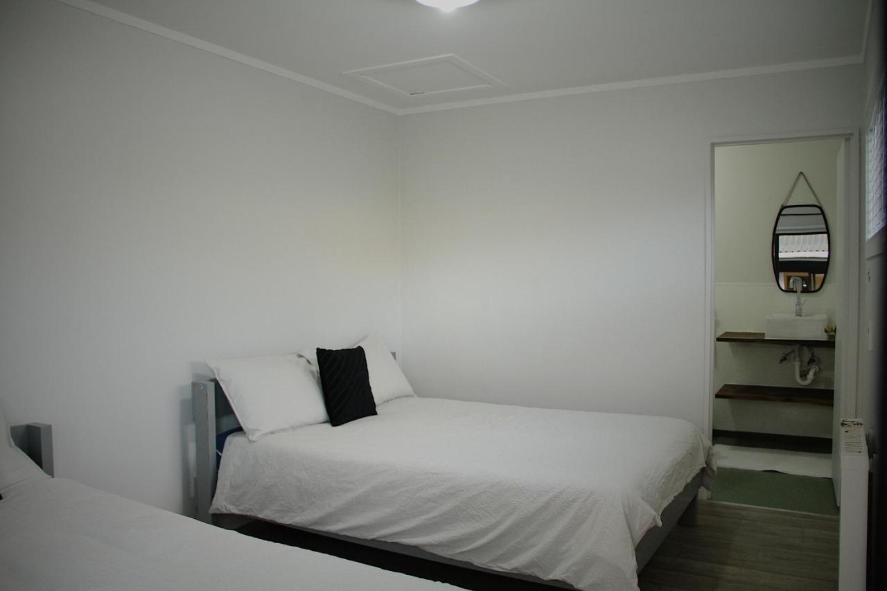 Hugo & Carters Backpackers & Motel Tauranga Exteriör bild A bedroom