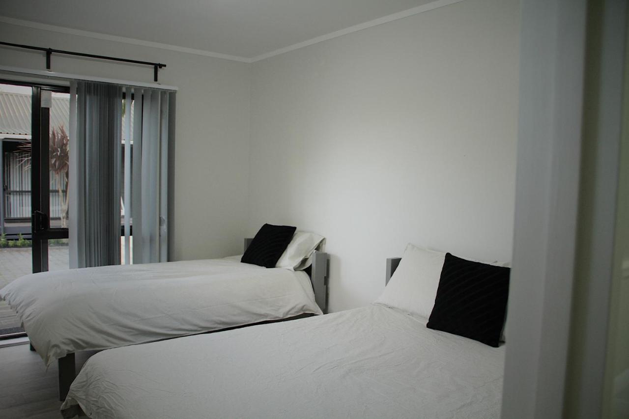 Hugo & Carters Backpackers & Motel Tauranga Exteriör bild A bedroom at the hotel